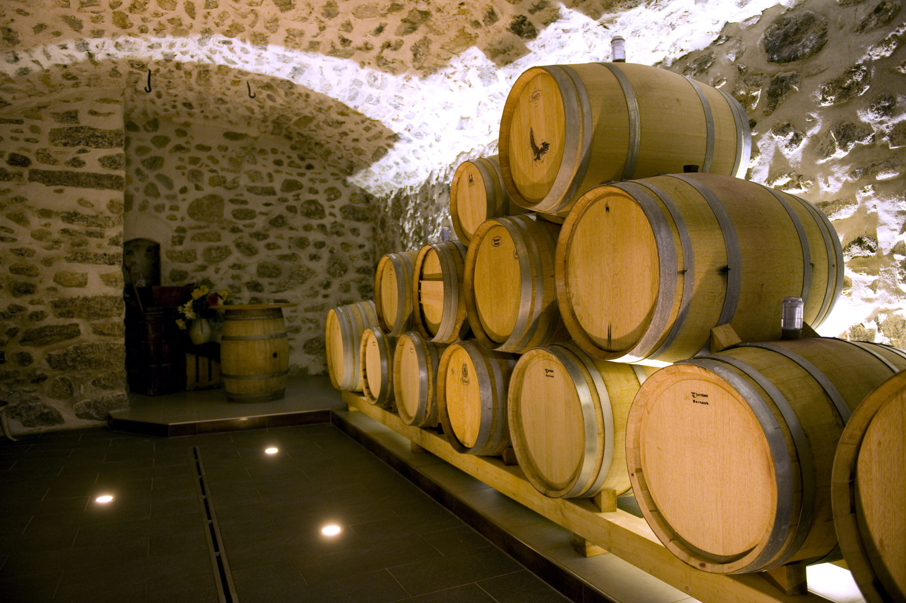 La cave à barriques du domaine